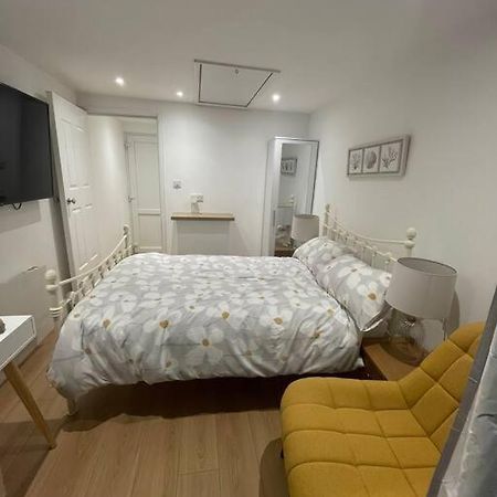 1 Bedroom Guest Suite Near City Centre. 格洛斯特 外观 照片