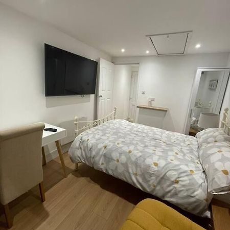 1 Bedroom Guest Suite Near City Centre. 格洛斯特 外观 照片