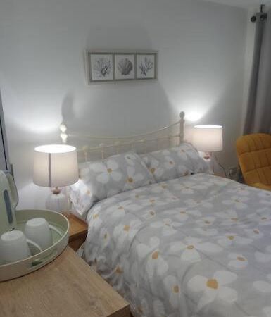 1 Bedroom Guest Suite Near City Centre. 格洛斯特 外观 照片