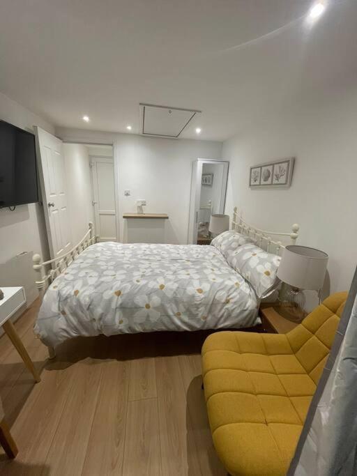 1 Bedroom Guest Suite Near City Centre. 格洛斯特 外观 照片