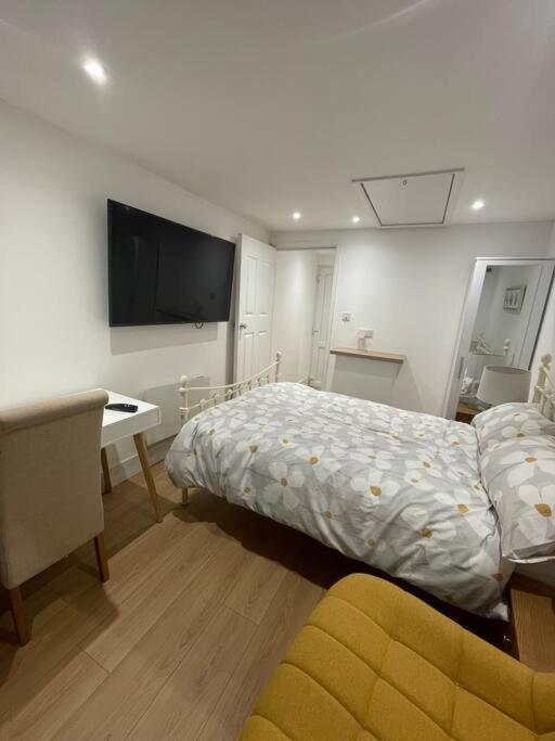 1 Bedroom Guest Suite Near City Centre. 格洛斯特 外观 照片