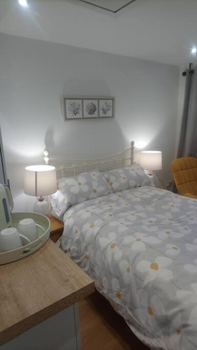1 Bedroom Guest Suite Near City Centre. 格洛斯特 外观 照片